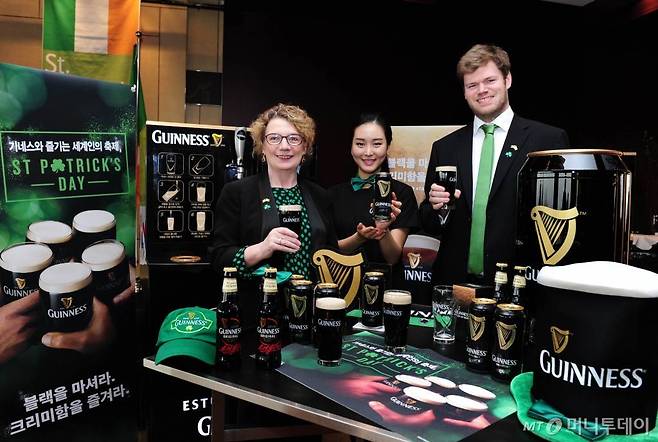 15일 서울 남산 그랜드 하얏트호텔에서 열린 아일랜드 최대 축제 '성패트릭데이(St. Patrick’s Day)' 기념 행사에 참석한 앙엘 오도노휴 주한아일랜드대사(왼쪽 첫번째)와 데이비드 머피 부대사(왼쪽 3번째)가 기네스 맥주를 들고 활짝 웃고 있다./사진제공=디아지오 코리아