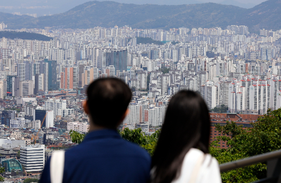 16일 부동산 정보제공업체 '부동산R114'가 발표한 '수도권 아파트시황' 자료에 따르면 이번 주(6월 셋째주) 서울 아파트값 변동률은 -0.01%를, 경기와 인천 지역은 보합(0.00%)을 나타내며 1년 만에 하락세를 멈췄다. 서울 재건축아파트 가격은 5주 연속 보합권이다. 시장 분위기 조금씩 개선되는 가운데 정부가 역전세 방지 대책 발표를 예고하며 시장 연착륙 가능성 높일 것이라는 예상이 나온다./사진=뉴시스