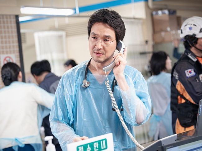  ⁇  Romantic Doctor Master Kim3  ⁇  The last point of observation to be noticed in the remaining two times was revealed.SBS Gilt De Lamar Jackson  ⁇  Romantic Doctor Master Kim3  ⁇  (playwright Kang Eun-kyung Lim Hye-min, director Yoo In-sik Kang Bo-seung, production Samhwa Networks, Studio S) is a real doctors story that takes place in the background of a shabby stone wall hospital in the province. It is loved by many on behalf of Lamar Jackson.Based on the world view of Stonewall Hospital, which has been piled up since season 1, the story of emotion and consolation, the production that goes beyond warmth and urgency, and the enthusiastic performances of the actors are shining, and it is renewing its highest audience rating for the third consecutive time.Kager ⁇  no Tsuji: Inemuri Iwane Edo Z ⁇ shi, The Last Ring of Master Kim and Stone Walls is getting hotter for the remaining two times.The Stone wall area trauma center, which had been Master Kims (Han Suk-kyu) aspiration since season 1, made its first appearance in season 3. During the pilot operation, the trauma center was not yet organized.Medical accidents broke out at the expense of doctors, causing confusion because they did not distinguish between patients who had to go to the emergency room and trauma center.In the 14th session, during the boycott of the trauma staff, the government official and the Ministry of Health and Welfare visited the trauma center, and the forest fire disaster occurred and the chaos situation spread.The councilor insisted on the illusion and worthlessness of the trauma center, and turned on a red light on the budget.Trauma Center Presence In Danger, Master Kim can keep the trauma center and complete the big picture of the  ⁇   ⁇   ⁇   ⁇   ⁇  project that he has drawn.Attention is focusing on whether Seo Woo Jin (Ahn Hyo-seop) and Cha Eun-jae (Lee Sung-kyung) will be able to take a step closer to their respective dreams.Seo Woo Jin suffered a wrist injury while Stonewall Hospital was dreaming of becoming the nations best, and Cha Eun-jae went through Danger to get out of the trauma center, which was Jasins dream.The appearance of season 1 Kang Dong-ju (Yoo Yeon-seok), who returned to Stonewall Hospital as the head of the trauma center, heightened interest by causing conflict and stimulation for the two.The appearance of the angular stones that break and collide with each other and approach Jasins answer and dream will be the point of observation. As Master Kims romantic spirit continues, attention is focused on how the angular stones will be drawn to their shapes.Seo Woo Jin - Cha Eun-jae, a 3-year-old Lisset couple who started living together in Season 3, grew up solid love by relying on each other when it was difficult.It was Cha Eun-jaes sudden proposal that they felt frustrated and conflicted with each other.Seo Woo Jin rejected this, and since then, two busy people have been drawn to the hospital, and viewers are paying attention to how the romance of  ⁇  Lisset Couple  ⁇  will end.Im also curious about the romance of Park Eun-tak (Kim Min-jae) and Yoon Ah-reum (So Joo-yeon).Park Eun-tak prepared a bouquet of flowers to convey Jasins sincerity, but Yoon Ah-reum declared her separation, and Park Eun-tak was unable to convey her feelings as she was taking care of the swarming patients. Attention is drawn to the romance ending of those who evoke viewers sadness.Jangdonghwa (Lee Shin-young) was particularly interested in Master Kim, especially in the 14th epilogue, when he heard the name of Master Kims first pupil and was frozen, which stimulated curiosity.It is the first time in the history of the world that it is the first time in the history of the world that it is the first time in the history of the world that it is the first time in the history of the world that it is the first time in the history of the world that it is the first time in the history of the world that it is the first time in the history of the world. Its just that, uh,Attention is drawn to the link between Master Kim and jangdonghwa. ⁇  The romantic doctor Master Kim3  ⁇  The production team  ⁇  Stone wall trauma center is a space filled with dreams of Master Kim and Stone walls.I am going to unfold a development that will not let go of the tension as Danger rushes ahead of the deliberation of the budget, and I would like to see if Master Kim and Stone Walls will be able to reach their dreams together and watch the final story of the trauma centers fate.SBS gilded Lamar Jackson  ⁇  romantic doctor Master Kim3  ⁇  15 times will be broadcast at 10:00 pm on the 16th, and the last meeting will be broadcast at 9:50 pm on the 17th.