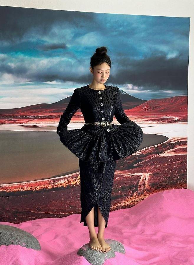 Jennie Kim (JENNIE) of the group BLACKPINK showed off her dreamy charm.Jennie Kim posted a video of Naoko Takeuchis original animation  ⁇ Sailor Moon ⁇  on her personal social networking service (SNS) channel on the 16th, along with a photo,  ⁇ Matching outfit with Sailor Moon ⁇ .In the released photo, Jennie Kim caught the eye as she sat in a dreamy pink sandy white dress.In another photo, she stood on a rock wearing a black dress, showing an overwhelming proportion.The netizens who saw it commented on the reaction of  ⁇   ⁇   ⁇  everything is perfect  ⁇   ⁇ ,  ⁇   ⁇   ⁇   ⁇  the most beautiful girl in the world  ⁇   ⁇ .On the other hand, Jennie Kim of BLACKPINK expressed regret that she could not join the stage with the condition Nanj ⁇  Station during the Melbourne performance of the world tour BORN PINK on the 11th.