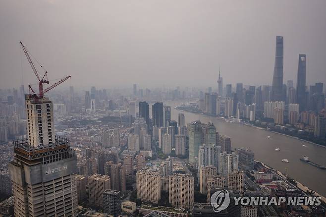 중국 상하이의 한 빌딩 공사 현장 [EPA 연합뉴스 자료사진]