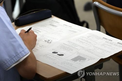 2024학년도 대학수학능력시험 6월 모의평가     (서울=연합뉴스) 2024학년도 대학수학능력시험 6월 모의평가가 치러진 1일 서울 용산구 용산고등학교에서 3학년 학생들이 시험을 치고 있다. 2023.6.1 [사진공동취재단]
    photo@yna.co.kr