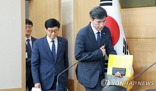 후쿠시마 원전 오염수 방류 관련 브리핑 (서울=연합뉴스) 홍해인 기자 = 박구연 국무조정실 국무1차장과 송상근 해양수산부 차관이 15일 정부서울청사 별관에서 후쿠시마 원전 오염수 방류 관련 브리핑을 위해 입장하고 있다. 2023.6.15 hihong@yna.co.kr