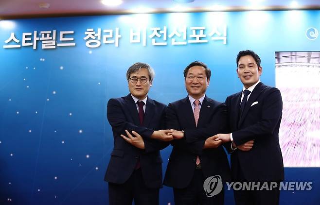 스타필드 청라 비전선포식 (인천=연합뉴스) 김상연 기자 = 16일 오후 인천시청에서 열린 '스타필드 청라 비전선포식'에서 정용진 신세계그룹 부회장(오른쪽부터)과 유정복 인천시장, 김진용 인천경제자유구청장이 기념사진을 찍고 있다. 2023.6.16 goodluck@yna.co.kr