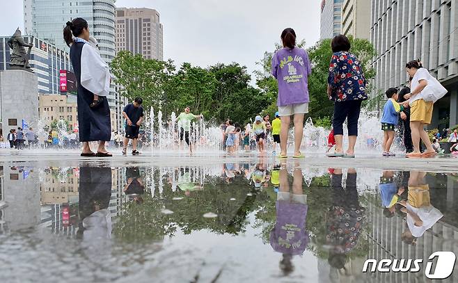 현충일이자 절기상 망종(芒種)인 6일 오후 서울 종로구 광화문광장을 찾은 시민들이 바닥분수에서 더위를 식히고 있다. 기상청은 이번주는 비교적 구름이 있으나 낮 최고기온이 30도를 기록하는 등 무더운 날씨가 이어질 것이라고 예보했다. 2023.6.6/뉴스1 ⓒ News1 장수영 기자