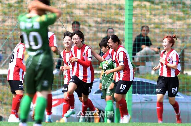 고려대 이은영이 17일 합천 황강군민체육공원에서 열린 제31회 여왕기 전국여자축구대회 대학부 고려대학교와 경북 위덕대와의 경기에서 선제골을 성공시킨후 자축 세리머니를 펼치고 있다.   합천군은 올해로 31번째를 맞는  여왕기 전국여자축구대회를 2023년부터 5년간 개최한다. 합천군은 2015년부터 2016년까지 2년간여왕기 전국여자축구대회를 유치했었고 7년만에 다시 한국여자축구연맹과 손을 잡고 이번 대회를 계기로 축구의 메카로 자리매김하길 기대하고 있다.2023.06.17.  합천 | 강영조기자 kanjo@sportsseoul.com