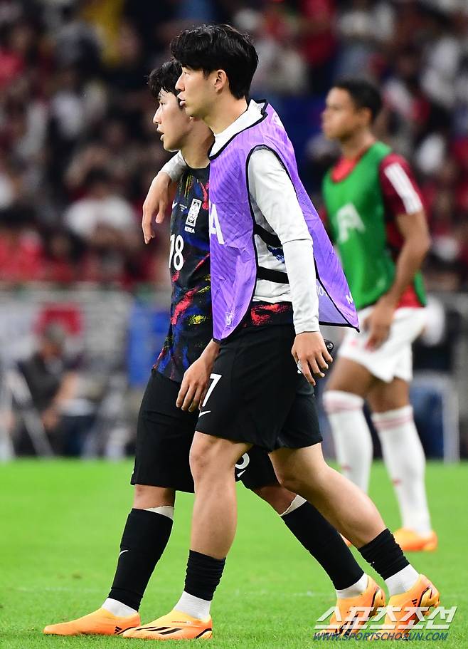 클린스만 감독이 이끄는 축구국가대표팀과 페루의 평가전이 16일 부산아시아드경기장에서 열렸다. 손흥민이 경기후 이강인을 격려하고 있다.  부산=최문영 기자deer@sportschosun.com /2023.06.16/