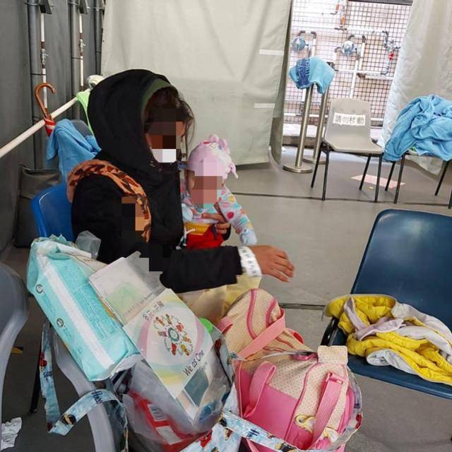 지난해 홍콩 퀸엘리자베스 병원 앞에서 코로나19에 걸린 한 가사도우미가 자신의 3개월 된 아기와 함께 진료를 기다리고 있다. 베튄하우스 공식 페이스북 캡처