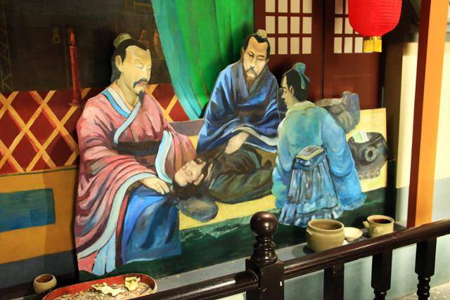 보저우 화조암에 화타가 환자를 수술하는 장면 그림이 전시돼 있다. ⓒ최종명