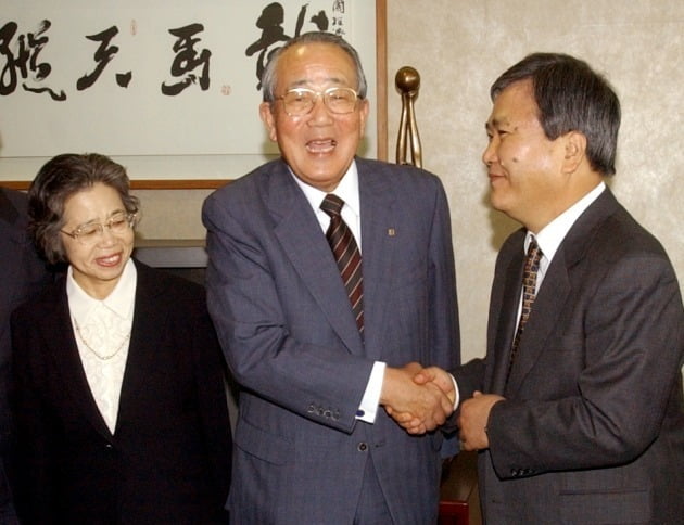 이나모리 가즈오 회장은 생전에 한국을 자주 찾았다. 2004년 11월 한국경제신문사를 방문해 신상민 사장과 악수하는 모습. /사진=한경DB