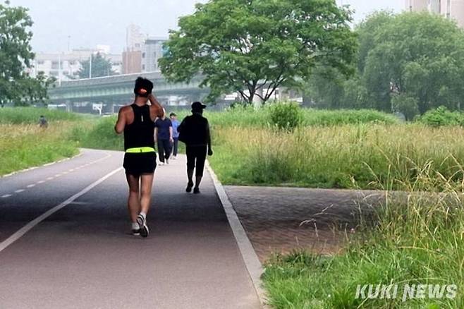 지난 14일 오전 6시 경기 안양시 안양천 주변에서 운동 중인 사람들.&nbsp; &nbsp;사진=임지혜 기자