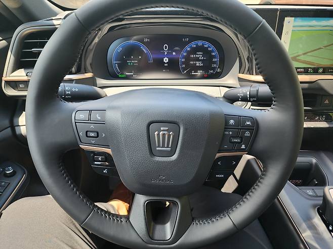 토요타 크라운 스티어링 휠. [김성우 기자]