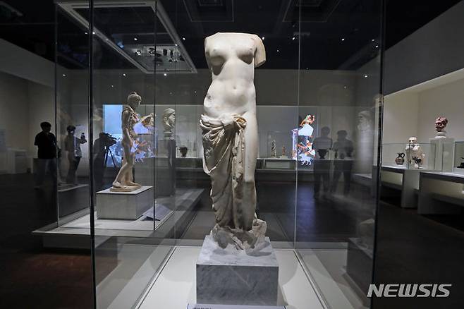 [서울=뉴시스] 박진희 기자 = '아름다운 것이 선한 것' 대리석 토로스상. 몸통만 남은 이 조각상은 사랑의 여신 베누스가 욕조에서 나오는 순간을 나타낸 것으로 맨몸인 상태지만 오른쪽 다리는 천으로 덮여 있다. 인간 신체에 대한 숭배와 이상적인 아름다움은 고대 그리스 문화권에서 조각상을 만들때 늘 중요한 주제였다. 소크라테스와 같은 철학자도 완벽한 몸은 아름다운 것이며, ‘아름다움’은 ‘도덕’, ‘좋음’, ‘뛰어남’ 등의 가치와 관련이 있다고 생각했다. 2023.06.17. pak7130@newsis.com