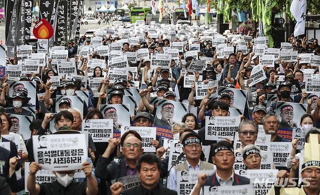 [서울=뉴시스] 김근수 기자 = 건설노조 故 양회동씨의 장례절차가 시작된 17일 서울 중구 세종대로 인근에서 열린  故 양회동 열사 범국민 추모대회에서 조합원들이 구호를 외치고 있다. 2023.06.17. ks@newsis.com