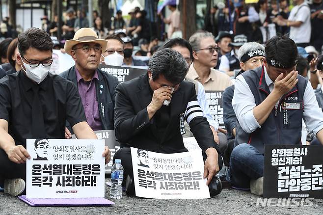 [서울=뉴시스] 김근수 기자 = 건설노조 故 양회동씨의 장례절차가 시작된 17일 서울 중구 세종대로 인근에서 열린  故 양회동 열사 범국민 추모대회에서 양경수 민주노총 위원장과 유가족이 눈물을 훔치고 있다. 2023.06.17. ks@newsis.com
