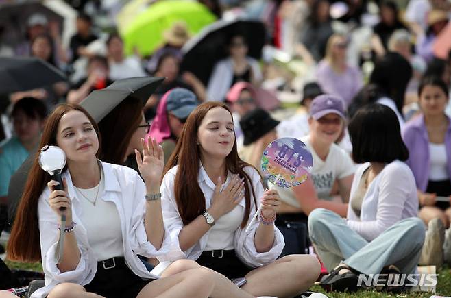 [서울=뉴시스] 조성우 기자 = 그룹 방탄소년단(BTS) 데뷔 10주년 기념 '2023 BTS 페스타'가 열린 17일 오후 서울 영등포구 여의도 한강공원에서 팬들이 BTS 음악을 들으며 즐거운 시간을 보내고 있다. 2023.06.17. xconfind@newsis.com