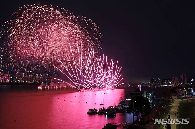 [서울=뉴시스] 조성우 기자 = 17일 오후 서울 영등포구 여의도 한강공원에서 열린 그룹 방탄소년단(BTS) 데뷔 10주년 기념 '2023 BTS 페스타'에서 불꽃쇼가 진행되고 있다. 2023.06.17. xconfind@newsis.com