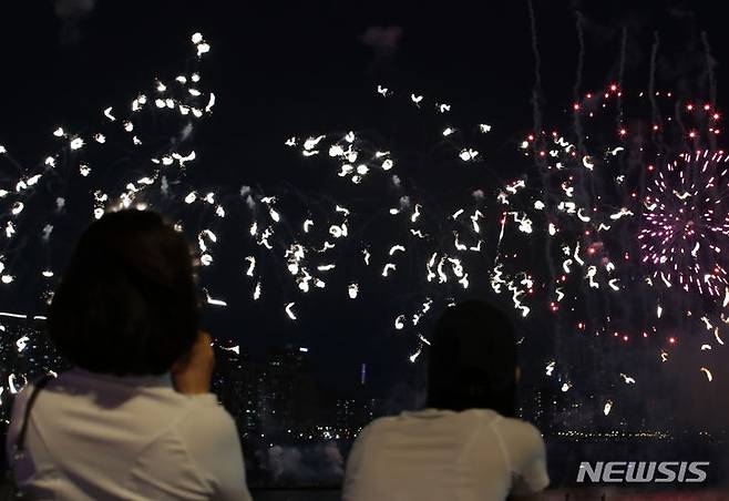 [서울=뉴시스] 조성우 기자 = 17일 오후 서울 영등포구 여의도 한강공원에서 열린 그룹 방탄소년단(BTS) 데뷔 10주년 기념 '2023 BTS 페스타'에서 불꽃쇼가 진행되고 있다. 2023.06.17. xconfind@newsis.com
