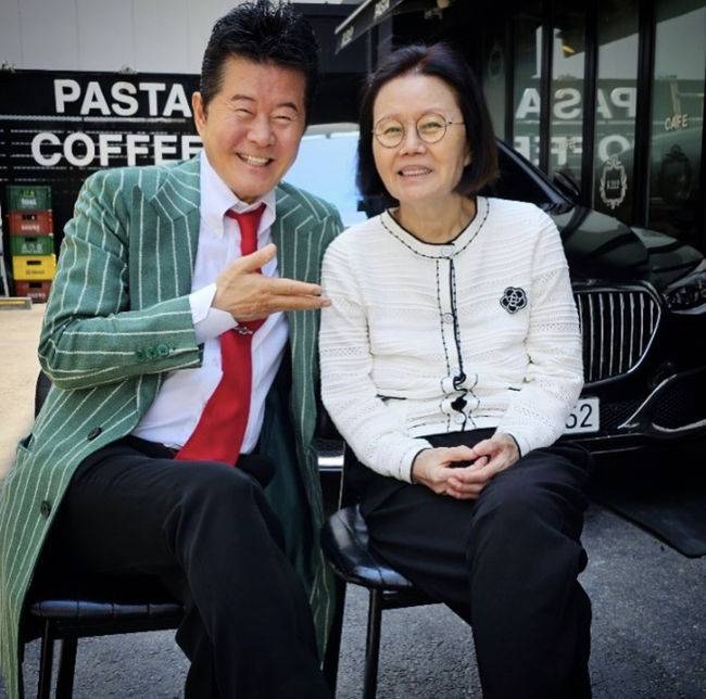 Eru, a singer and actor who has been sentenced to imprisonment for Drunk driving and driver swapping, has been told by The Judge.On the 16th, Eru posted a picture of Tae Jin-ah and her mother Lee Ok-hyung through Jasins SNS.In the photo, Tae Jin-ah wearing a green jacket and a red tie pointed to Wife Lee Ok-hyung and showed a bright smile.In particular, Eru added the phrase Good Parents Bad Son (good parents, bad son) along with the photo, revealing the indirectness of the recent Drunk driving incident.Earlier, Eru was caught by police in September last year after drinking alcohol at a restaurant in Hannam-dong, Seoul.However, the prosecution applied the allegations of aiding and abetting instead of the escape teacher.In addition to this, in December of that year, a traffic accident occurred again in the vicinity of Dongho Bridge in the direction of copper to the north of Seoul River.Man B, who was accompanied by driver Eru, suffered minor injuries, but Erus blood alcohol level measured immediately after the accident was the equivalent of a license suspension (0.03-0.08%).It was also found that the driver drove more than 180 km / h, well over the speed limit of 80 km / h.At the first trial held on the 1st, Erus lawyer acknowledged all the charges and evidence, and asked for leniency, saying that  ⁇ Eru sincerely worked from the investigation of the case and confessed to all the crimes, that she was the leader of the Korean Wave in Indonesia, and that her mother was suffering from dementia and needed care.On the 15th, Judge Jeong In-jae, a judge of the Seoul Western District Court, said that Eru, who was indicted on charges of escaping the criminal, aiding Drunk driving, and Drunk driving under the Road Traffic Act, was sentenced to six months in prison for one year of Probation and a fine of 100,000 won for speeding.On the day, the court said, I regretted the mistake and considered that there was no criminal record. Eru said shortly after The Judgement, I will do my best to reflect on the future and act without common sense. I am sorry.DB/Eru SNS