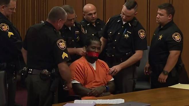 끊임없는 말로 재판 진행을 방해한 피고인 프랭클린 윌리엄스. 판사의 명령으로 입에 테이프가 붙여졌다. (사진=fox news 유튜브 캡쳐)