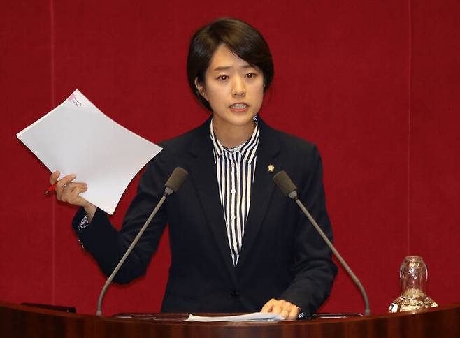 고민정 더불어민주당 의원이 지난 14일 오후 서울 여의도 국회에서 열린 제407회국회(임시회) 제3차 본회의 교육·사회·문화 대정부질문에서 발언하고 있다. 뉴시스