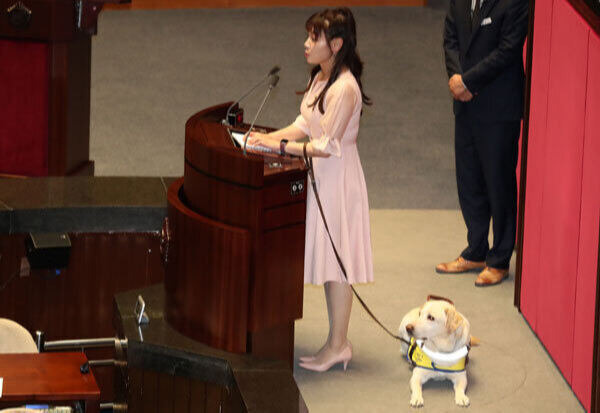 지난 14일 국회 대정부질문에서 안내견과 함께 국회 단상에 나와 질의하는 김예지 국민의힘 의원. 세계일보 자료사진