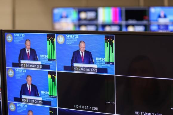 블라디미르 푸틴 러시아 대통령이 16일(현지시간) 상트페테르부르크 국제경제포럼(SPIEF)에서 연설하고 있다. 2023.6.16 TASS 연합뉴스