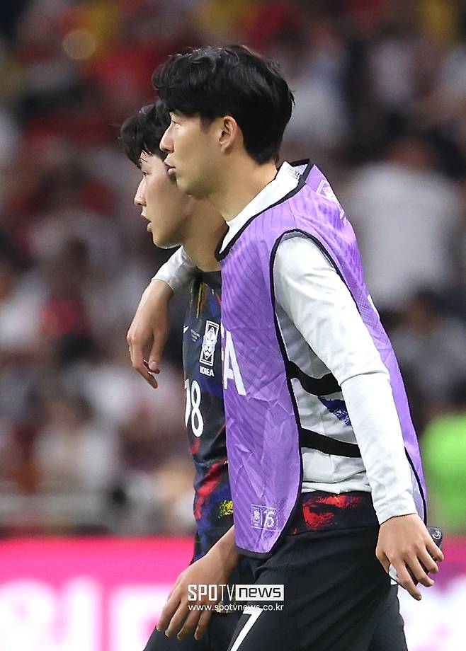 ▲ 경기를 뛰지 못한 손흥민이 패배 아쉬움을 삼키는 이강인을 다독였다 ⓒ곽혜미 기자