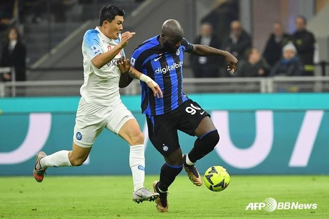 로멜루 루카쿠를 막는 김민재(왼쪽)의 모습. /AFPBBNews=뉴스1