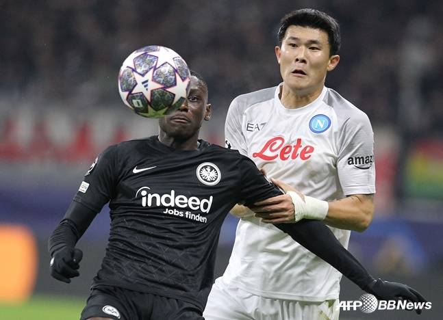 김민재(오른쪽)가 상대 선수를 밀착 마크하고 있다. /AFPBBNews=뉴스1