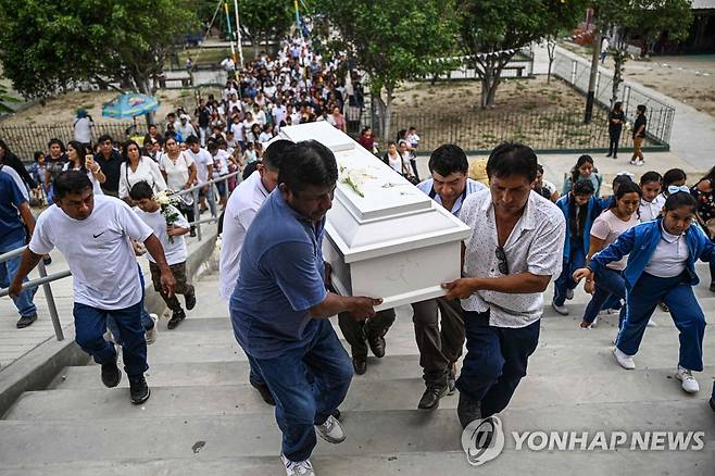 지난 10일(현지시간) 뎅기열로 사망한 페루 10살 아이 장례식 모습   [AFP 연합뉴스 자료사진. 재판매 및 DB 금지]