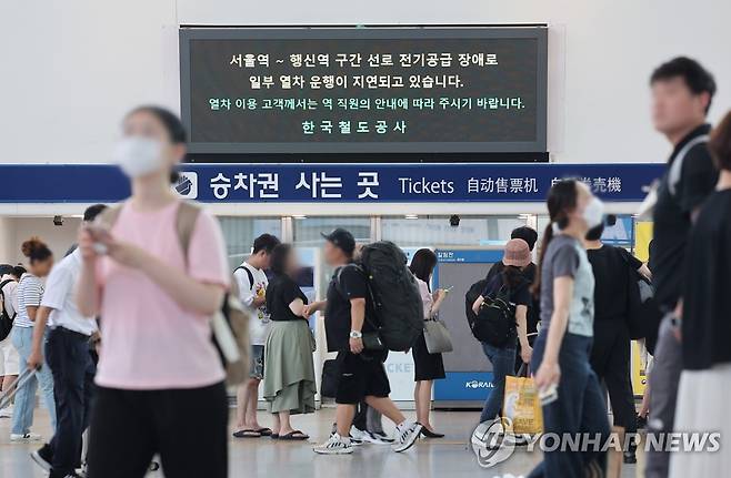 수도권 철도 전기공급 장애...출발 늦어지는 열차들 (서울=연합뉴스) 류영석 기자 = 수도권 전철 경의선 철도에서 전기공급 장애가 발생한 16일 오후 서울역에서 출발하는 열차 다수가 지연되고 있다.
    현재 복선 철도 서울 방향이 통제된 채 나머지 한 선으로 양방향 열차가 운행하고 있다. 2023.6.16 ondol@yna.co.kr