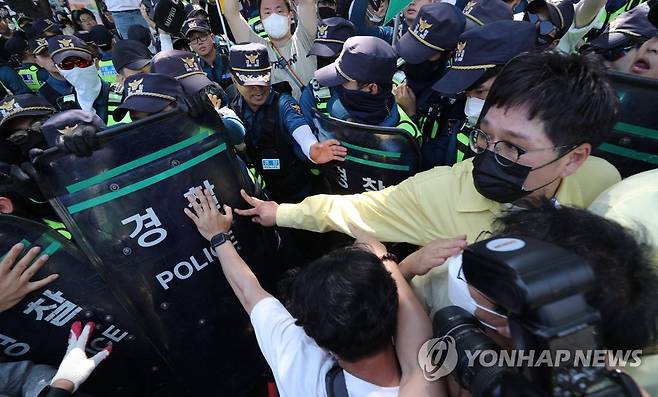 대구퀴어문화축제 행정대집행, 경찰―공무원 충돌 (대구=연합뉴스) 윤관식 기자 = 17일 오전 대구 중구 대중교통전용지구에서 열린 대구퀴어문화축제 행정대집행 현장에서 한 공무원이 부상을 주장하며 주저앉아 있다. 2023.6.17 psik@yna.co.kr