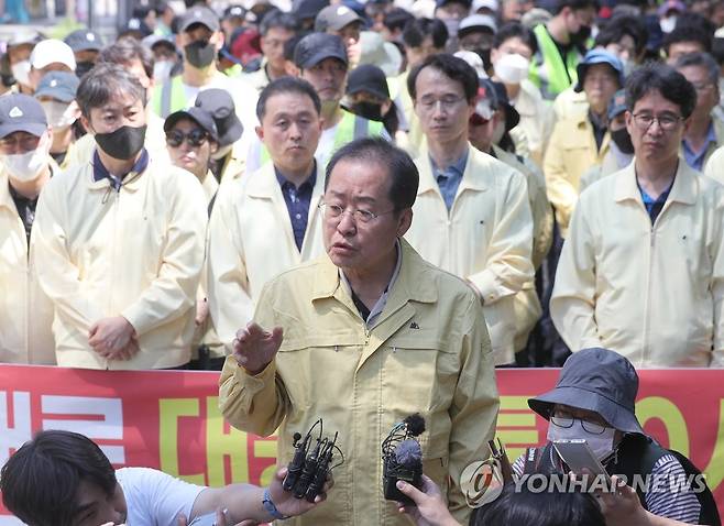 대구퀴어문화축제 행정대집행 현장서 발언하는 홍준표 (대구=연합뉴스) 윤관식 기자 = 홍준표 대구시장이 17일 오전 대구 중구 대중교통전용지구에서 열린 대구퀴어문화축제 행정대집행 현장에서 발언하고 있다. 2023.6.17 psik@yna.co.kr