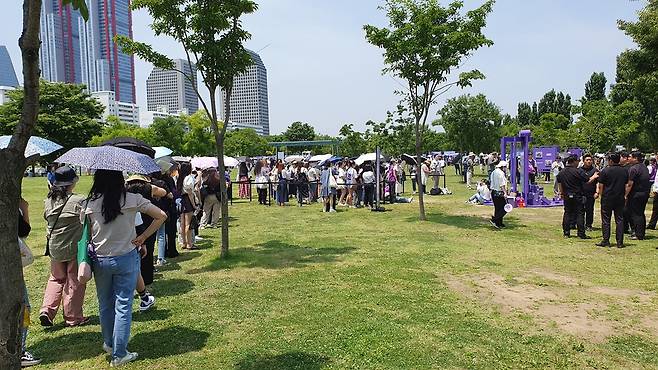 BTS 데뷔 10주년 기념 행사 찾은 팬들 (서울=연합뉴스) 이태수 기자 = 17일 서울 여의도 한강공원에서 열린 'BTS 10th 애니버서리 페스타'에 팬들이 모여들고 있다. 2023.6.17 tsl@yna.co.kr