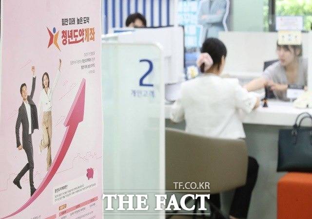 정부가 청년의 자산형성을 돕는 목적으로 마련한 '청년도약계좌'의 가입 신청이 지난 15일 시작된 가운데 출시 이틀 만에 약 14만 명의 가입 신청자가 몰렸다. 사진은 '청년도약계좌'가 출시된 15일 오후 서울 시내 한 은행창구에 청년도약계좌 홍보물이 게시돼 있는 모습. /뉴시스