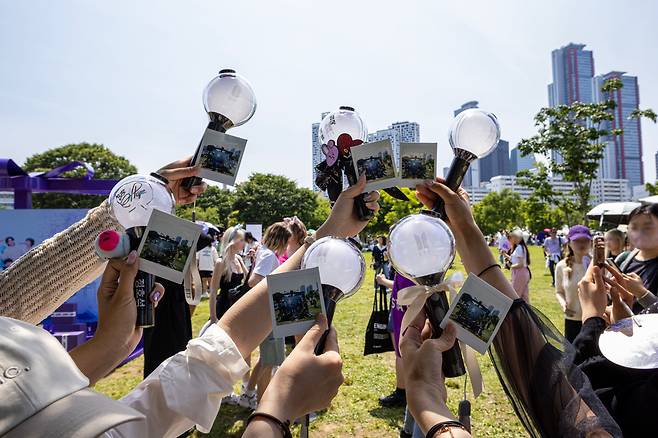 지난 17일 방탄소년단(BTS)의 데뷔 10주년 기념 축제(BTS 10th 애니버서리 페스타)가 열린 서울 영등포구 여의도 한강공원에서 전 세계 아미(방탄소년단 팬)들이 응원용 봉을 들고 기념 촬영하고 있다. /연합뉴스