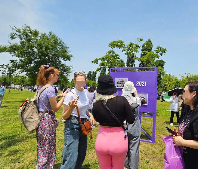 17일 서울 여의도 한강공원 일대에서 열린 BTS페스타에 참석한 발렌티나 채비즈(가장 왼쪽) 일행./소가윤 기자
