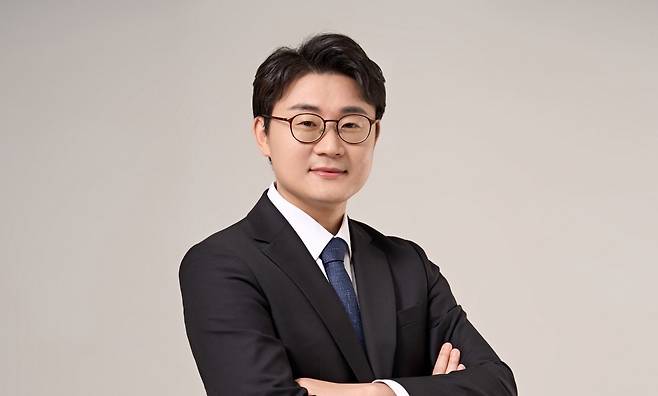 고난의 행군 시절 굶주림을 견디다 못해 탈북해 한국에서 1호 탈북민 변호사가 된 이영현 법무법인 이래 변호사.