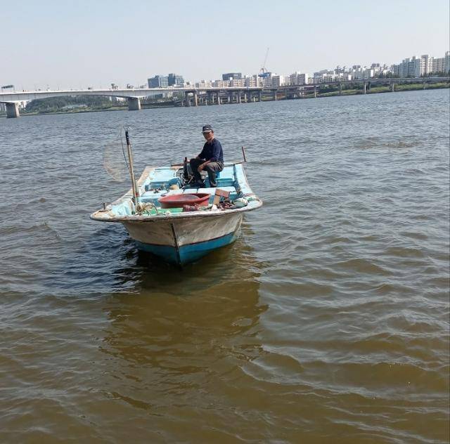 16일 새벽 경기 고양 한강하구에서 10대 고등학생을 구조한 어민 김홍석씨. 고양시 행주어촌계 제공