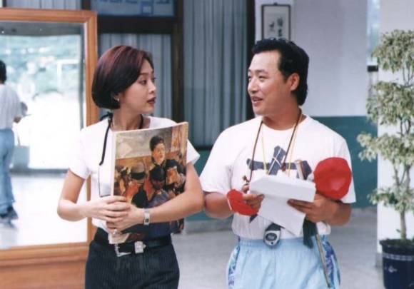 배우 이경영(오른쪽)이 1997년에 제작된 영화 '체인지'에서 학생 주임 선생님 배역을 맡아 연기를 펼치고 있다. [사진=영화 '체인지']