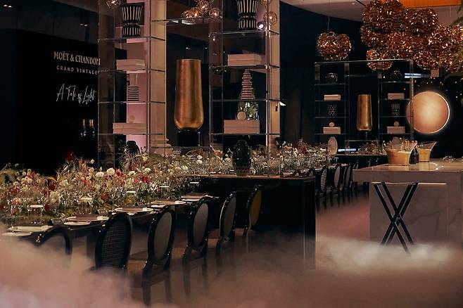 모엣 & 샹동 그랑 빈티지 2015 행사장의 모습. 뜨거운 햇빛과 샴페인에서 느껴지는 감성 등 2015년 당시의 이야기를 표현했다. [사진 모엣 & 샹동]