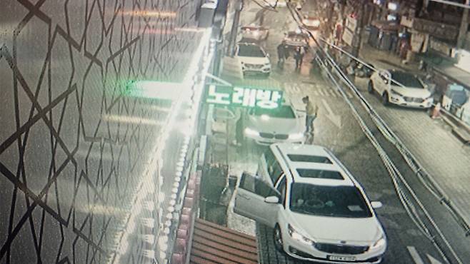 조직원들이 노래방 입구를 막고 협박하는 모습 (서울경찰청 제공)