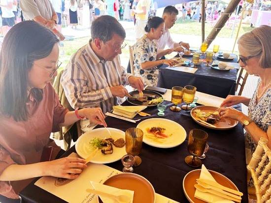 영국 런던 리젠츠파크에서 열린 '테이스트 오브 런던(Taste of London)'에서 안동 전통 음식을 시식하고 있다. (안동시 제공)