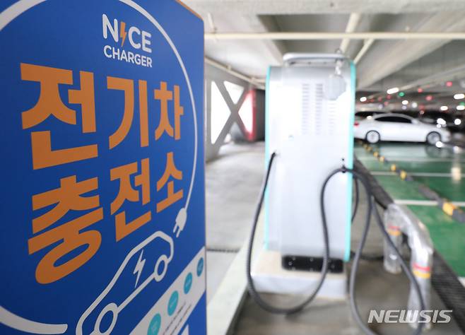 [서울=뉴시스] 김금보 기자 = 전기차 업계에서 충전 표준 규격을 둘러싼 경쟁이 치열하다. 사진은 29일 서울시내 한 전기차 충전기. 2023.05.29. kgb@newsis.com