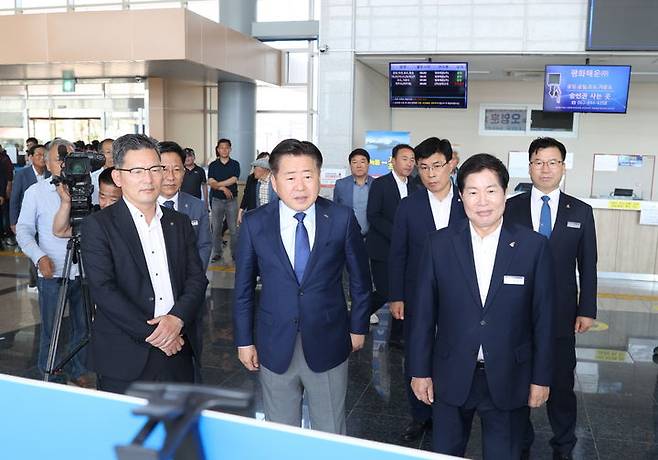 전남 고흥군 녹동신항을 방문해 현황을 보고 받는 오영훈 제주지사와 공영민 고흥군수. 고흥군 제공 *재판매 및 DB 금지