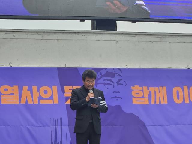 ▲17일 저녁 서울 종로구 세종대로에서 열린 '건설노조 탄압 중단하라! 양회동열사 범시민추모문화제'. 양회동 건설노조 강원건설본부 3지대장의 친형 양회선 씨가 발언하고 있다. ⓒ프레시안(한예섭)