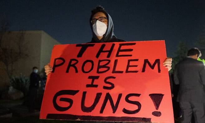 한 남성이 총기가 문제라는 피켓을 들고 있다. 신화연합뉴스