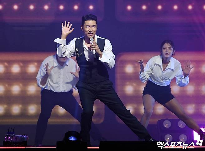 On the afternoon of the 18th, The 32nd Lotte Duty Free Family Concert was held at the Olympic KSPO DOME in Bangi-dong, Seoul.Singer Jang Min-Ho, who attended the concert on the day, is performing.