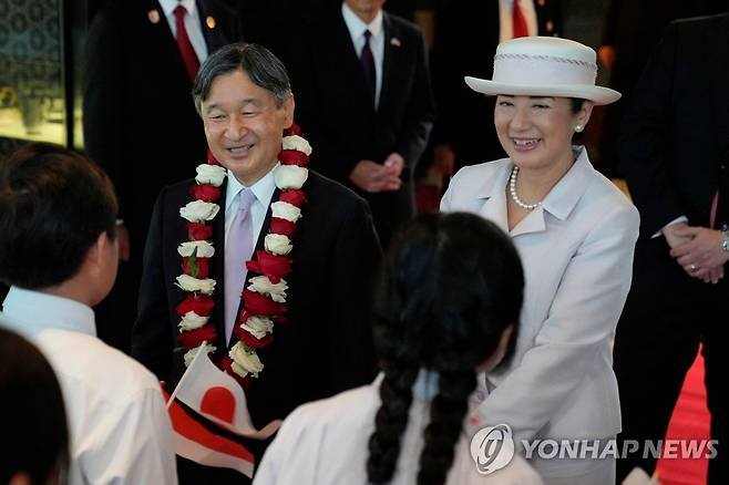 인도네시아 도착한 일왕 부부 (자카르타 AFP=연합뉴스) 나루히토 일왕 부부가 17일 인도네시아 자카르타의 호텔에서 학생들의 환영을 받고 있다.